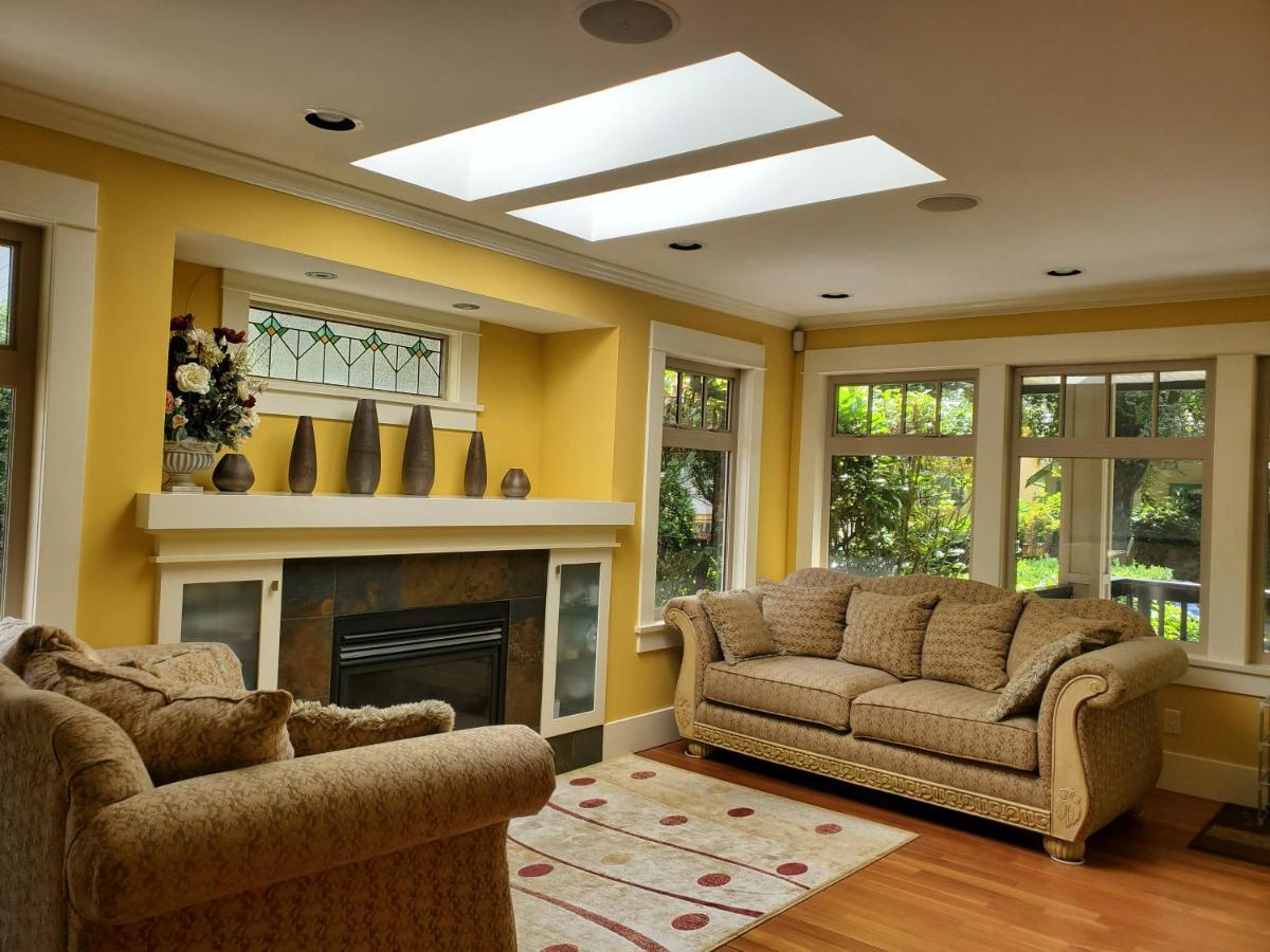 Elegant, Sunny Modern Home With Skylights - Kitsilano, Vancouver Exterior photo
